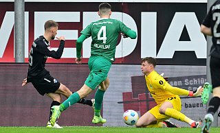 SCP-Akteur Sebastian Klaas (l.) kommt in der 20. Minute frei vor dem Fürther Tor zum Abschluss, doch auch er scheitert an Keeper Jonas Urbig. - Imago Images SCP-Akteur Sebastian Klaas (l.) kommt in der 20. Minute frei vor dem Fürther Tor zum Abschluss, doch auch er scheitert an Keeper Jonas Urbig. - Imago Images