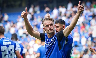 Beide Daumen nach oben: Nicklas Shipnoski war im Derby gegen Münster der beste Mann aufseiten von Arminia Bielefeld. - Sarah Jonek Beide Daumen nach oben: Nicklas Shipnoski war im Derby gegen Münster der beste Mann aufseiten von Arminia Bielefeld. - Sarah Jonek