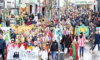 Nach der Diözesan-Dankesfeier im Dom zogen die Sternsinger durch die Westernstraße.?Foto: Patrick Kleibold - Patrick Kleibold Nach der Diözesan-Dankesfeier im Dom zogen die Sternsinger durch die Westernstraße.?Foto: Patrick Kleibold - Patrick Kleibold