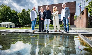 Begrüßen den Architekten Adam Caruso (M.) vor der Kunsthalle: (von links) Oberbürgermeister Pit Clausen, Christine Harodt (ISB), Kunsthallen-Chefin Christina Végh und Kulturdezernent Udo Witthaus. - Sarah Jonek Fotografie Begrüßen den Architekten Adam Caruso (M.) vor der Kunsthalle: (von links) Oberbürgermeister Pit Clausen, Christine Harodt (ISB), Kunsthallen-Chefin Christina Végh und Kulturdezernent Udo Witthaus. - Sarah Jonek Fotografie