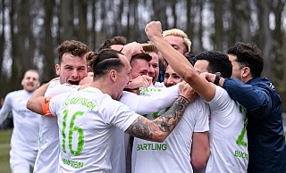 Nico Bartling jubelt nach seinem Tor zum 2:0 für den FC Gütersloh mit der Mannschaft. - Teresa Kröger Nico Bartling jubelt nach seinem Tor zum 2:0 für den FC Gütersloh mit der Mannschaft. - Teresa Kröger