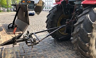 Hand- und Fußbremse der Planwagen-Kutsche, die an einen Traktor angehängt war, kamen nicht gut an. - Polizei Hand- und Fußbremse der Planwagen-Kutsche, die an einen Traktor angehängt war, kamen nicht gut an. - Polizei