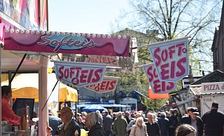 Auch Soft-Eis ist bei den Besuchern des Kirschblütenfests beliebt. - Mareike Patock Auch Soft-Eis ist bei den Besuchern des Kirschblütenfests beliebt. - Mareike Patock