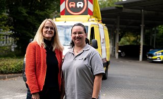 Sandra Müller-Steinhauer mit Isabella Martens vor dem wichtigen Begleitfahrzeug, das sie einsetzte, um andere Verkehrsteilnehmer zu schützen. - Polizei Sandra Müller-Steinhauer mit Isabella Martens vor dem wichtigen Begleitfahrzeug, das sie einsetzte, um andere Verkehrsteilnehmer zu schützen. - Polizei