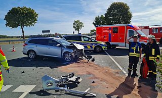 Die Beifahrerin in dem Ford Focus wird schwer verletzt. - Feuerwehr Die Beifahrerin in dem Ford Focus wird schwer verletzt. - Feuerwehr