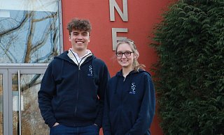 Jan Ole Remmert und Pauline Baran, Stufensprecher der Q2 des Gymnasiums, haben sich ihre Abipullis übergeworfen. "SGL Abitur 2022" steht drauf. - Anthea Moschner Jan Ole Remmert und Pauline Baran, Stufensprecher der Q2 des Gymnasiums, haben sich ihre Abipullis übergeworfen. "SGL Abitur 2022" steht drauf. - Anthea Moschner