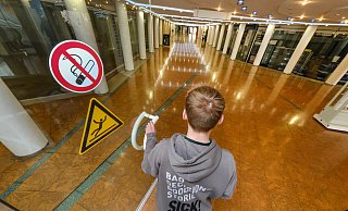 Gähnende Leere: Nur noch vereinzelt nutzen Passanten den Weg durch das Jahnplatzforum zwischen Niedernstraße und Bahnhofstraße. - Andreas Zobe Gähnende Leere: Nur noch vereinzelt nutzen Passanten den Weg durch das Jahnplatzforum zwischen Niedernstraße und Bahnhofstraße. - Andreas Zobe