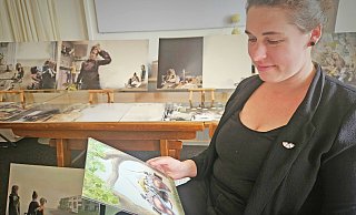 Francis Kaiser hat einige ihrer Zeichnungen für das Buch vergrößert mitgebracht. - Janet König Francis Kaiser hat einige ihrer Zeichnungen für das Buch vergrößert mitgebracht. - Janet König