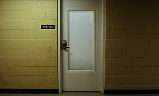 In "Ein amerikanischer Albtraum" dreht sich alles um die Arbeit der Polizei, die versucht, einem Paar das Vortäuschen einer Straftat anzudichten. - Netflix/Produktionsstandbild In "Ein amerikanischer Albtraum" dreht sich alles um die Arbeit der Polizei, die versucht, einem Paar das Vortäuschen einer Straftat anzudichten. - Netflix/Produktionsstandbild