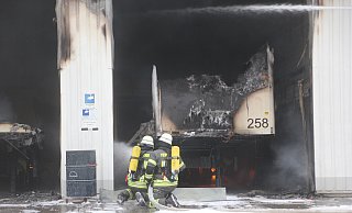 Am Wochenanfang kam es zu einem Großbrand. In der betroffenen Halle standen mehrere Lkw-Auflieger. - Florian Weyand Am Wochenanfang kam es zu einem Großbrand. In der betroffenen Halle standen mehrere Lkw-Auflieger. - Florian Weyand