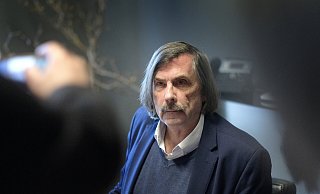Vorwürfe gegen meinen Mandanten sind haltlos, sagt Rechtsanwalt Rostek. Nobby Morkes stellt sich derweil den Kameras. Vorwürfe gegen meinen Mandanten sind haltlos, sagt Rechtsanwalt Rostek. Nobby Morkes stellt sich derweil den Kameras.