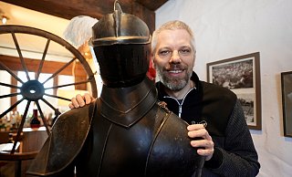 Michael Niegisch trennt sich von vielen Erinnerungsstücken aus seinem kürzlich geschlossenen Restaurant an der Sparrenburg. - Peter Unger Michael Niegisch trennt sich von vielen Erinnerungsstücken aus seinem kürzlich geschlossenen Restaurant an der Sparrenburg. - Peter Unger