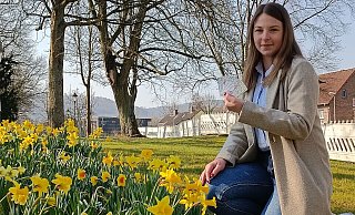 Dauerkarten für die Landesgartenschau sind ab Mittwoch online und in der Höxteraner Tourist-Info zu bekommen. „Ein tolles Geschenk zu Ostern oder zum Muttertag“, meint Marketing-Chefin Madita Albering. - LGS 2023 Höxter/Manuela Puls Dauerkarten für die Landesgartenschau sind ab Mittwoch online und in der Höxteraner Tourist-Info zu bekommen. „Ein tolles Geschenk zu Ostern oder zum Muttertag“, meint Marketing-Chefin Madita Albering. - LGS 2023 Höxter/Manuela Puls