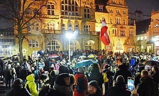 Die Kritiker der aktuellen Corona- und Impfpolitik werden deutlich mehr. Am Freitag folgten 1.000 bis 1.500 Personen dem Aufruf der Gruppe "Bielefeld steht auf". - NW Die Kritiker der aktuellen Corona- und Impfpolitik werden deutlich mehr. Am Freitag folgten 1.000 bis 1.500 Personen dem Aufruf der Gruppe "Bielefeld steht auf". - NW