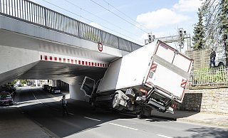 In spektakulärer Seitenlage blieb der Lkw unter der Eisenbahnbrücke der Von-der-Recke-Straße hängen. - Joerg Dieckmann - www.dieckmann-fotodesign.de In spektakulärer Seitenlage blieb der Lkw unter der Eisenbahnbrücke der Von-der-Recke-Straße hängen. - Joerg Dieckmann - www.dieckmann-fotodesign.de