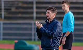 Fichtes Trainer Jan Kubovic coachte in Gütersloh nur eine Halbzeit. Dann saß er fest. - Andreas Zobe Fichtes Trainer Jan Kubovic coachte in Gütersloh nur eine Halbzeit. Dann saß er fest. - Andreas Zobe