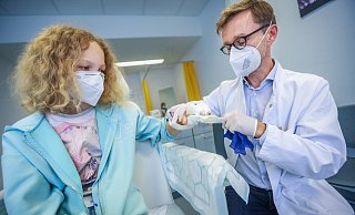 Chefarzt Onno Frerichs schaut sich an, wie die Wunde bei Emma verheilt. Bei einem Unfall mit einem Pferd waren zwei Finger der linken hand fast komplett abgetrennt worden. - Sarah Jonek Chefarzt Onno Frerichs schaut sich an, wie die Wunde bei Emma verheilt. Bei einem Unfall mit einem Pferd waren zwei Finger der linken hand fast komplett abgetrennt worden. - Sarah Jonek