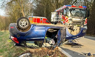Nachdem der Ford Fiesta des 18-Jährigen einen Baum touchiert hatte, blieb der schwer beschädigte Wagen kopfüber auf der Ellerstraße liegen. - Ralph Meyer Nachdem der Ford Fiesta des 18-Jährigen einen Baum touchiert hatte, blieb der schwer beschädigte Wagen kopfüber auf der Ellerstraße liegen. - Ralph Meyer