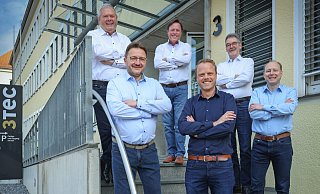 Die Firma 3Tec aus Herford feiert 25-jähriges Bestehen. Hinten von links: Geschäftsführende Gesellschafter Bernd Beckmann, Arno Sturm, Markus Jass. Vorn von links: Prokuristen Birger Kind, Raphael Gutberlet und Frank Windmann. - Sarah Jonek Fotografie Die Firma 3Tec aus Herford feiert 25-jähriges Bestehen. Hinten von links: Geschäftsführende Gesellschafter Bernd Beckmann, Arno Sturm, Markus Jass. Vorn von links: Prokuristen Birger Kind, Raphael Gutberlet und Frank Windmann. - Sarah Jonek Fotografie