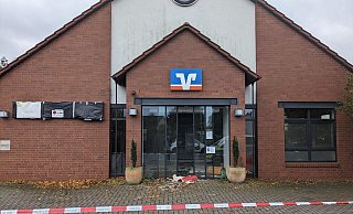 Der Tatort ist abgesperrt und wird von der Polizei bewacht. Die Spurensicherung ist auf dem Weg. - Janina Schrader Der Tatort ist abgesperrt und wird von der Polizei bewacht. Die Spurensicherung ist auf dem Weg. - Janina Schrader