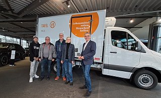 Thomas Biermann vom Autohaus Senger (r.) hat den neuen Sprinter an die Verantwortlichen der Meller Tafel übergeben: Sebastian Kampczyk (Fuhrparkleiter bei der Tafel, v.l.), Heinrich Aulbert (stellvertretender Fuhrparkleiter), Wolfgang Koch (2. Vorsitzender Meller Tafel) und Ulrike Margraf (Vorsitzende Meller Tafel). - Peter Heidbrink Thomas Biermann vom Autohaus Senger (r.) hat den neuen Sprinter an die Verantwortlichen der Meller Tafel übergeben: Sebastian Kampczyk (Fuhrparkleiter bei der Tafel, v.l.), Heinrich Aulbert (stellvertretender Fuhrparkleiter), Wolfgang Koch (2. Vorsitzender Meller Tafel) und Ulrike Margraf (Vorsitzende Meller Tafel). - Peter Heidbrink