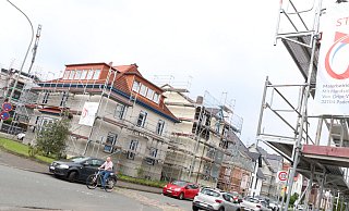 An der Friedrich-Ebert-Straße im Riemekeviertel sind noch immer mehrere Häuser eingerüstet und die Tornado-Schäden noch nicht komplett behoben. - Holger Kosbab An der Friedrich-Ebert-Straße im Riemekeviertel sind noch immer mehrere Häuser eingerüstet und die Tornado-Schäden noch nicht komplett behoben. - Holger Kosbab