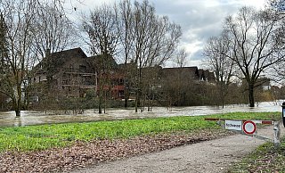 Das Hochwasser - hier die Alme in Schloß Neuhaus - setzt auch den Abwasserkanälen in Paderborn zu. Der STEB ist bereits seit den Weihnachtsfeiertagen mit zeitweise mehr als 20 Mitarbeitern im Einsatz. - Stadt Paderborn/Katharina Reinhardt Das Hochwasser - hier die Alme in Schloß Neuhaus - setzt auch den Abwasserkanälen in Paderborn zu. Der STEB ist bereits seit den Weihnachtsfeiertagen mit zeitweise mehr als 20 Mitarbeitern im Einsatz. - Stadt Paderborn/Katharina Reinhardt