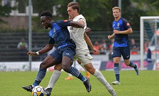 Sein Zweikampfverhalten hat Phillip Aboagye (links gegen Münsters Thomas Kok) auf einem Ascheplatz in einem Käfig in Dortmund gelernt. Der Zugang spielte sich beim SCW in die erste Formation. Jetzt wartet ein Gegner, den er gut kennt. Foto: Dünhölter - Jens Dünhölter Sein Zweikampfverhalten hat Phillip Aboagye (links gegen Münsters Thomas Kok) auf einem Ascheplatz in einem Käfig in Dortmund gelernt. Der Zugang spielte sich beim SCW in die erste Formation. Jetzt wartet ein Gegner, den er gut kennt. Foto: Dünhölter - Jens Dünhölter