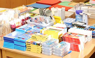 In der Schulmaterialienkammer in Paderborn können sich Kinder mit Schulbedarf von Heften über Stifte und Bastelmaterial eindecken. Die Einrichtung hat in diesem Jahr so viele Anmeldungen wie noch nie bekommen. - Oliver Claes/Diakonie Paderborn-Höxter In der Schulmaterialienkammer in Paderborn können sich Kinder mit Schulbedarf von Heften über Stifte und Bastelmaterial eindecken. Die Einrichtung hat in diesem Jahr so viele Anmeldungen wie noch nie bekommen. - Oliver Claes/Diakonie Paderborn-Höxter