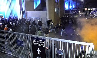 Bei den schweren Ausschreitungen durch Anhänger von Hansa Rostock während des Fußballspiels beim SC Paderborn 07 kam es im Dezember 2023 zu schweren Sachbeschädigungen. - Polizei Paderborn Bei den schweren Ausschreitungen durch Anhänger von Hansa Rostock während des Fußballspiels beim SC Paderborn 07 kam es im Dezember 2023 zu schweren Sachbeschädigungen. - Polizei Paderborn