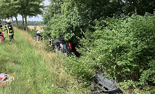 Das Auto geriet bei dem Unfall in den Graben und blieb auf der Seite liegen. - Feuerwehr Das Auto geriet bei dem Unfall in den Graben und blieb auf der Seite liegen. - Feuerwehr