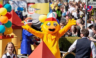 Maskottchen „Kiki“ und das Kinderprinzenpaar bei der Paderborner Karnevalsparade im April 2022. Auch ein Verein aus Schloß Holte-Stukenbrock war mit dabei. - Niklas Tüns Maskottchen „Kiki“ und das Kinderprinzenpaar bei der Paderborner Karnevalsparade im April 2022. Auch ein Verein aus Schloß Holte-Stukenbrock war mit dabei. - Niklas Tüns