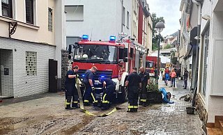 Straßen sind mit Schlamm bedeckt: Unermüdlich halfen 120 Einsatzkräfte aus dem Kreis Herford im Märkischen Kreis nach der Flutkatastrophe bei den Aufräumarbeiten mit. - Feuerwehr Straßen sind mit Schlamm bedeckt: Unermüdlich halfen 120 Einsatzkräfte aus dem Kreis Herford im Märkischen Kreis nach der Flutkatastrophe bei den Aufräumarbeiten mit. - Feuerwehr
