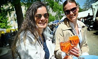 Divana Noack und Simone Pape lassen sich trotz der Preise den Spaß nicht verderben. - Barbara Franke Divana Noack und Simone Pape lassen sich trotz der Preise den Spaß nicht verderben. - Barbara Franke