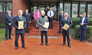 Bei der Verabschiedung (von links): Polizeidirektor Christian Brenski, Klaus Gröne, Markus Tewes (Direktionsleiter Verkehr), Karin Hanewinkel-Hoppe (Direktionsleiterin ZA), Walter Disse, Carsten Jödecke (Personalrat), Uwe Bartolles (Leiter Verkehrskommissariat), Rainer Queren, Landrat Michael Stickeln. - Polizei Bei der Verabschiedung (von links): Polizeidirektor Christian Brenski, Klaus Gröne, Markus Tewes (Direktionsleiter Verkehr), Karin Hanewinkel-Hoppe (Direktionsleiterin ZA), Walter Disse, Carsten Jödecke (Personalrat), Uwe Bartolles (Leiter Verkehrskommissariat), Rainer Queren, Landrat Michael Stickeln. - Polizei