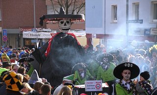Die Narren im Kreis Höxter – wie hier beim Rosenmontagszug in Steinheim – brauchen auch aus finanziellen Gründen, viele Zuschauer. - David Schellenberg Die Narren im Kreis Höxter – wie hier beim Rosenmontagszug in Steinheim – brauchen auch aus finanziellen Gründen, viele Zuschauer. - David Schellenberg