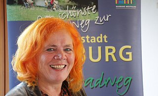 Die gebürtige Rheinländerin Hilla Zavelberg-Simon (59) lebt seit 33 Jahren in der Hansestadt. Die diplomierte Sozialpädagogin und zweifache Mutter arbeitet als Parteimitglied der Grünen im Warburger Stadtrat mit, engagiert sich in der Geflüchtetenhilfe des Vereins Zweite Heimat und bei Alle Jahre wieder. Foto: Scholz - Dieter Scholz Die gebürtige Rheinländerin Hilla Zavelberg-Simon (59) lebt seit 33 Jahren in der Hansestadt. Die diplomierte Sozialpädagogin und zweifache Mutter arbeitet als Parteimitglied der Grünen im Warburger Stadtrat mit, engagiert sich in der Geflüchtetenhilfe des Vereins Zweite Heimat und bei Alle Jahre wieder. Foto: Scholz - Dieter Scholz