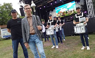 Olaf Krane, Dirigent des Stadt- und Jugendorchesters (v. l.), Bürgermeister Tobias Scherf und die Drum-Band. - Dieter Scholz Olaf Krane, Dirigent des Stadt- und Jugendorchesters (v. l.), Bürgermeister Tobias Scherf und die Drum-Band. - Dieter Scholz
