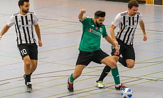 Hicrets Alaaddin Nas (Mitte) im Laufduell mit Schildesches Malte Siekmann (r.). Links schaut Kerem Kirici zu. - Andreas Zobe Hicrets Alaaddin Nas (Mitte) im Laufduell mit Schildesches Malte Siekmann (r.). Links schaut Kerem Kirici zu. - Andreas Zobe