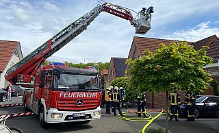 Im Gütersloher Hyazinthenweg ist es am frühen Sonntagnachmittag zu einem Feuerwehreinsatz gekommen. Zwischen zwei Wohnhäusern hatte unter anderem eine Hecke in Flammen gestanden. - Christian Bröder Im Gütersloher Hyazinthenweg ist es am frühen Sonntagnachmittag zu einem Feuerwehreinsatz gekommen. Zwischen zwei Wohnhäusern hatte unter anderem eine Hecke in Flammen gestanden. - Christian Bröder