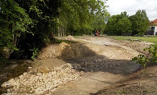 Hinter dem Schloss Ovelgönne bekommt der Kaarbach nicht nur mehr Schwung, sondern auch eine "raue Gleite". Dazu wurde das Bachbett mit großen Steinen aufgefüllt. Links der alte Bachlauf, der stillgelegt werden soll. - Carsten Vogt Hinter dem Schloss Ovelgönne bekommt der Kaarbach nicht nur mehr Schwung, sondern auch eine "raue Gleite". Dazu wurde das Bachbett mit großen Steinen aufgefüllt. Links der alte Bachlauf, der stillgelegt werden soll. - Carsten Vogt