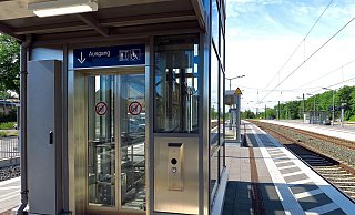 Oben, zwischen Gleis 1 und 2, liegt der Fahrstuhl, der einfach nicht fertig wird - sehr zum Ärger vieler Menschen, die am Bahnhof Brackwede auf diese Hilfe angewiesen sind. - Kurt Ehmke Oben, zwischen Gleis 1 und 2, liegt der Fahrstuhl, der einfach nicht fertig wird - sehr zum Ärger vieler Menschen, die am Bahnhof Brackwede auf diese Hilfe angewiesen sind. - Kurt Ehmke