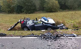 Dieser Fiesta wurde bei dem Frontalzusammenstoß völlig zerstört. Die Feuerwehr musste das Dach abtrennen, um das Unfallopfer aus dem Wagen zu befreien. - Manuela Puls Dieser Fiesta wurde bei dem Frontalzusammenstoß völlig zerstört. Die Feuerwehr musste das Dach abtrennen, um das Unfallopfer aus dem Wagen zu befreien. - Manuela Puls