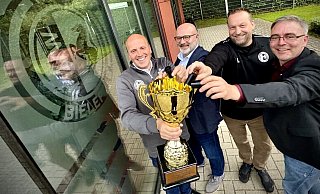 Da ist das Ding: Der Kreisvorsitzende Markus Baumann (v. l.), Christoph Kaleschke vom Sponsor Sparkasse, der Vorsitzende des Fußballausschusses im Kreis Patrick Hartmann sowie Sören Herbst vom Sponsor Neue Westfälische mit dem Pokal des Stadtmeisters. - Mike-Dennis Müller Da ist das Ding: Der Kreisvorsitzende Markus Baumann (v. l.), Christoph Kaleschke vom Sponsor Sparkasse, der Vorsitzende des Fußballausschusses im Kreis Patrick Hartmann sowie Sören Herbst vom Sponsor Neue Westfälische mit dem Pokal des Stadtmeisters. - Mike-Dennis Müller