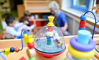 Viele Kitas müssen Wochenstunden reduzieren oder Gruppen zusammenlegen, weil Personal fehlt. Das soll sich durch das städtische Ausbildungsbündnis ändern. - Dpa Viele Kitas müssen Wochenstunden reduzieren oder Gruppen zusammenlegen, weil Personal fehlt. Das soll sich durch das städtische Ausbildungsbündnis ändern. - Dpa