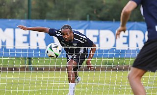 Lange konnte Noah Sarenren Bazee nur einfache Spielformen absolvieren. Nun ist er bei Arminia Bielefeld wieder voll im Teamtraining. - Oliver Krato Lange konnte Noah Sarenren Bazee nur einfache Spielformen absolvieren. Nun ist er bei Arminia Bielefeld wieder voll im Teamtraining. - Oliver Krato