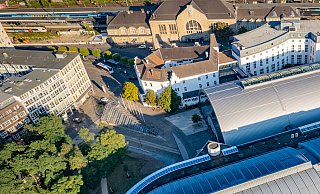 Die Tüte und ihr Umfeld: Rechts oben der Hauptbahnhof, davor das weiße Hotel Bielefelder Hof, links unten der Stadthallenpark, links die Kioskmeile, rechts die Stadthalle mit ihrem Anbau. - Mike-Dennis Müller Die Tüte und ihr Umfeld: Rechts oben der Hauptbahnhof, davor das weiße Hotel Bielefelder Hof, links unten der Stadthallenpark, links die Kioskmeile, rechts die Stadthalle mit ihrem Anbau. - Mike-Dennis Müller