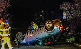 Mitarbeiter des Abschleppdienstes räumen das Wrack des Skodas von der Straße. - Paul Brinkmann Mitarbeiter des Abschleppdienstes räumen das Wrack des Skodas von der Straße. - Paul Brinkmann