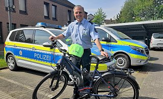 Thomas Kruse, Polizeihauptkommissar und Verkehrsicherheitsberater/Opferschutz, mit einem E-Bike vor der Wache in Bad Driburg. - Simone Flörke Thomas Kruse, Polizeihauptkommissar und Verkehrsicherheitsberater/Opferschutz, mit einem E-Bike vor der Wache in Bad Driburg. - Simone Flörke