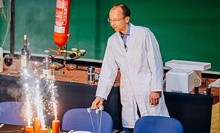 Beim Show-Vortrag von Andreas Hoischen sprühen im Auditorium maximum der Universität Paderborn gelegentlich die Funken. - Universität Paderborn / Besim Mazhiqi Beim Show-Vortrag von Andreas Hoischen sprühen im Auditorium maximum der Universität Paderborn gelegentlich die Funken. - Universität Paderborn / Besim Mazhiqi